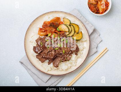 Bulgogi - manzo fritto dalla Corea con kimchi, cetriolo e riso Foto Stock