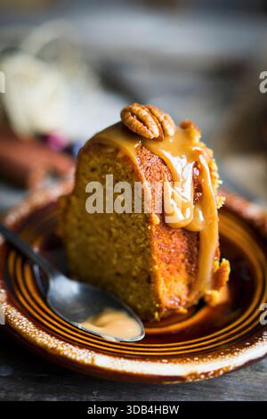 Una fetta di dado autunnali Torta con glassa al caramello Foto Stock
