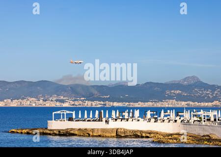 Aereo in arrivo per atterrare sul mare a Palma di Maiorca Foto Stock