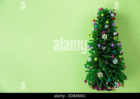 Giocattoli dell'albero di Natale sfondo colorato Foto Stock