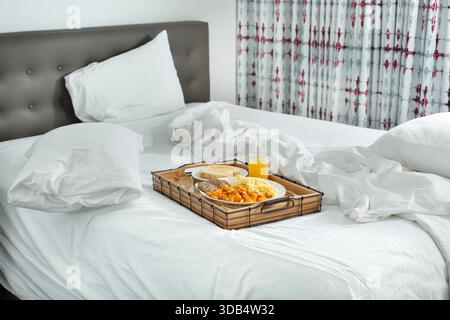 Vista su una colazione servita nel vassoio del letto. Foto Stock