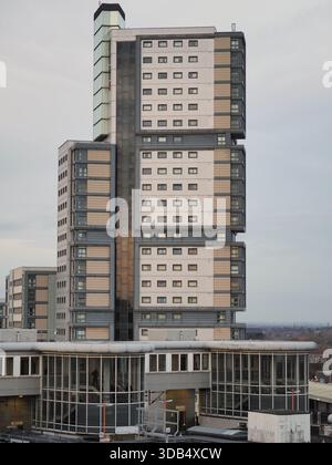 Heanton Point, sistemazione per studenti e passerella alla stazione ferroviaria di Wolverhampton - dicembre 2025 Foto Stock
