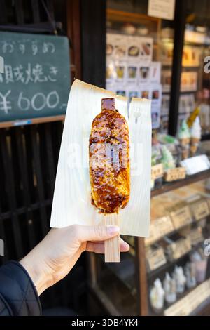 Gohei mochi, riso semi-pounded con salsa di soia miso dolce e salata al Cafe konaya, Narai-juku, Nagano, Giappone Foto Stock