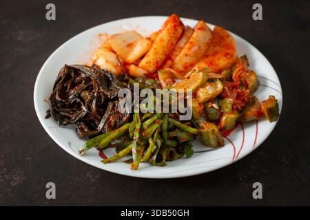Vista di un piatto di kimchi assortiti. Foto Stock