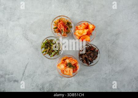 Una vista dall'alto di kimchi assortiti. Foto Stock