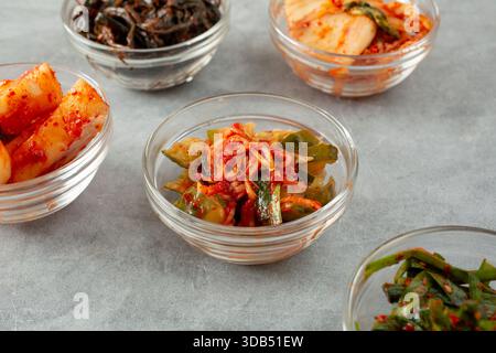 Una vista di una varietà di kimchi. Foto Stock