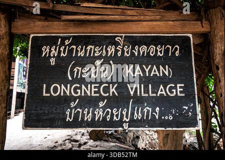 MAE HONG SON, THAILANDIA - 7 APRILE 2023: Cartello d'ingresso che segna un villaggio a collo lungo nella provincia di Mae Hong Son, nel nord della Thailandia. Foto Stock