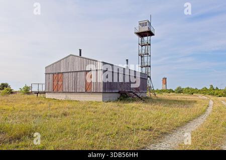 Ex posto di guardia di frontiera sovietica o torre di guardia e edificio con faro Loode sullo sfondo in estate, Türju, Saaremaa, Estonia. Foto Stock