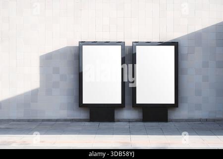 Due mockup verticali vuote per pubblicità esterna con schermi bianchi su pareti urbane piastrellate, moderno mockup minimale con spazio fotocopie, d Foto Stock