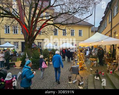 Nuertingen, Germania, 13 dicembre 2025, vivace mercato dell'avvento in affascinanti strade della città vecchia con decorazioni festose Foto Stock