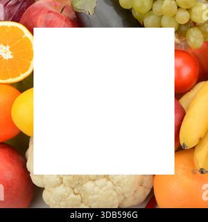 Una cornice dai colori vivaci di frutta e verdura fresca assortita circonda un quadrato bianco centrale che offre spazio pulito per le copie. Foto Stock