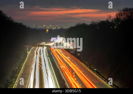 Traffico serale sull'autostrada A52 tra Düsseldorf ed Essen, prima dello svincolo autostradale di Breitscheid, lento in alcuni punti, traffico nelle ore di punta, Foto Stock