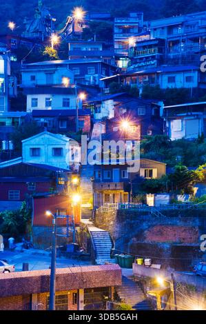 Viste panoramiche dello storico villaggio di montagna di Jiufen nella città di New Taipei, Taiwan, caratterizzato da un'architettura tradizionale, stretti vicoli e lanterne rosse Foto Stock