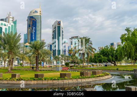 Doha, la capitale del Qatar, con un distretto finanziario in Medio Oriente. Foto Stock