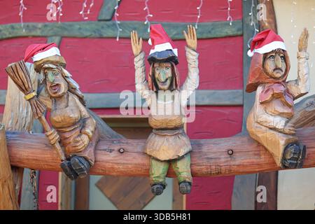 Thale, Germania. 14 dicembre 2025. Le statue di streghe scolpite si trovano al mercato di Natale nel villaggio delle streghe di Hexentanzplatz. Per la prima volta, c'è un mercatino di Natale a Hexentanzplatz, che ha attirato molti visitatori. Crediti: Matthias Bein/dpa/ZB/dpa/Alamy Live News Foto Stock