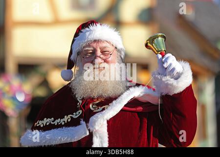 Thale, Germania. 14 dicembre 2025. Un uomo vestito da Babbo Natale è in giro al mercatino di Natale nel villaggio delle streghe a Hexentanzplatz. Per la prima volta, c'è un mercatino di Natale a Hexentanzplatz, che ha attirato molti visitatori. Crediti: Matthias Bein/dpa/ZB/dpa/Alamy Live News Foto Stock