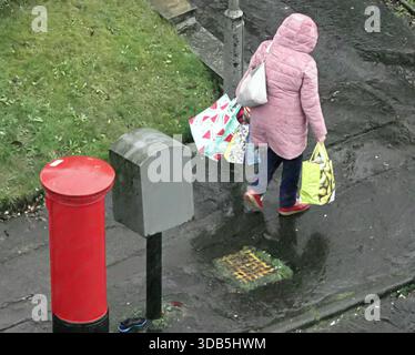 Glasgow, Scozia, Regno Unito. 14 dicembre 2025. Meteo nel Regno Unito: La città coperta da nuvole buie, vento e pioggia mentre la gente del posto lottava per le strade della città. Credit Gerard Ferry/Alamy Live News Foto Stock