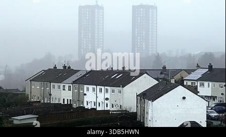 Glasgow, Scozia, Regno Unito. 14 dicembre 2025. Meteo nel Regno Unito: La città coperta da nuvole scure, vento e pioggia mentre la gente del posto lottava per le strade della città visibilità limitata nascondeva le colline nel nord della città. Credit Gerard Ferry/Alamy Live News Foto Stock