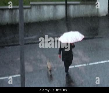 Glasgow, Scozia, Regno Unito. 14 dicembre 2025. Meteo nel Regno Unito: La città coperta da nuvole buie, vento e pioggia mentre la gente del posto lottava per le strade della città. Credit Gerard Ferry/Alamy Live News Foto Stock