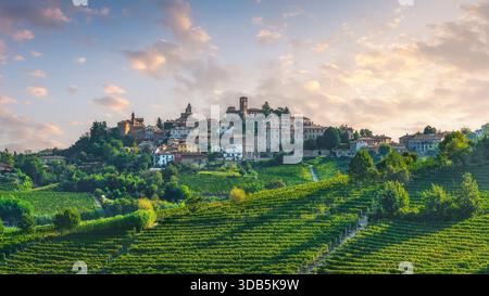 Vista panoramica mattutina del villaggio collinare di Neive, Cuneo, annidato tra i vigneti della regione vinicola delle Langhe, patrimonio dell'umanità dell'UNESCO, in Piemonte Foto Stock