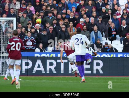 London Stadium, Londra, Regno Unito. 14 dicembre 2025. Premier League Football, West Ham United contro Aston Villa; Ollie Watkins dell'Aston Villa dirige la palla per segnare il suo gol 1° all'8° minuto per renderlo 1-1 credito: Action Plus Sports/Alamy Live News Foto Stock