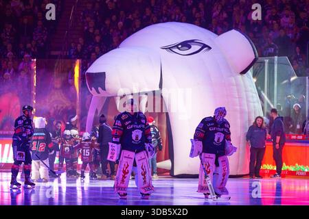 Spielereinlaufl, Einbaeren Berlin, GER, Eisbaeren Berlin vs. Schwenninger Wild Wings, Eishockey Herren, Deutsche Eishockey Liga, DEL, Saison 2025/2026, 28) Spieltag, 14.12.2025. Foto: Eibner-Pressefoto/ Claudius Rauch Foto Stock