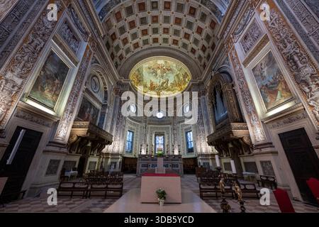 Mantova, Italia - 25 luglio 2025: Navata rinascimentale della Basilica di Sant'Andrea in Mantova, con volta a botte, abside affrescata in stile barocco, scolpita Foto Stock