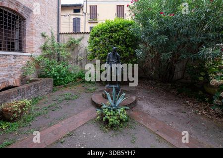 Mantova, Italia - 25 luglio 2025: Statua in bronzo del giullare di Verdi Rigoletto nel piccolo cortile in mattoni della Casa di Rigoletto, ambientazione storica di Mantova. Foto Stock