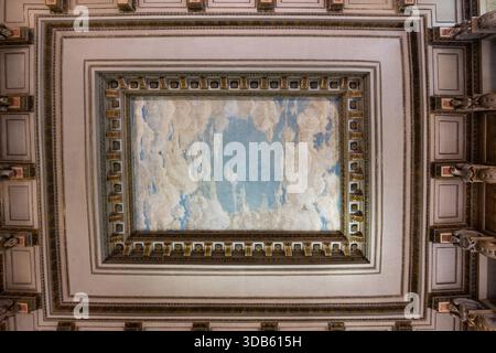 Mantova, Italia - 25 luglio 2025: Soffitto decorato a cassettoni con affresco del cielo all'interno di Palazzo Ducale a Mantova, residenza rinascimentale della dinastia Gonzaga. Foto Stock