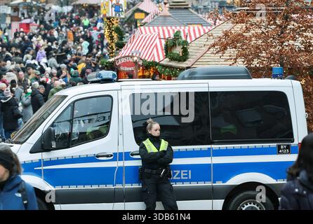 Dpatop - 14 dicembre 2025, Baviera, Norimberga: La polizia assicura l'ingresso al mercatino di Natale di Norimberga. Il ministro degli interni bavarese Herrmann (CSU) ha parlato domenica a Norimberga dell'arresto di diversi uomini nella bassa Baviera che avrebbero pianificato un attacco a un mercatino di Natale con un veicolo. Foto: Daniel Löb/dpa Foto Stock