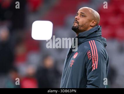14 dicembre 2025, Baviera, Monaco: Calcio: Bundesliga, Bayern Monaco - FSV Mainz 05, giorno 14 presso l'Allianz Arena. L'allenatore Vincent Kompany (Bayern Monaco) arriva allo stadio prima della partita. Foto: Sven Hoppe/dpa - NOTA IMPORTANTE: In conformità con le normative della DFL German Football League e della DFB German Football Association, è vietato utilizzare o far utilizzare fotografie scattate nello stadio e/o della partita sotto forma di immagini sequenziali e/o serie di foto video. Foto Stock