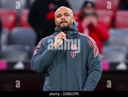 14 dicembre 2025, Baviera, Monaco: Calcio: Bundesliga, Bayern Monaco - FSV Mainz 05, giorno 14 presso l'Allianz Arena. L'allenatore Vincent Kompany (Bayern Monaco) arriva allo stadio prima della partita. Foto: Sven Hoppe/dpa - NOTA IMPORTANTE: In conformità con le normative della DFL German Football League e della DFB German Football Association, è vietato utilizzare o far utilizzare fotografie scattate nello stadio e/o della partita sotto forma di immagini sequenziali e/o serie di foto video. Foto Stock