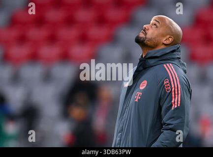 14 dicembre 2025, Baviera, Monaco: Calcio: Bundesliga, Bayern Monaco - FSV Mainz 05, giorno 14 presso l'Allianz Arena. L'allenatore Vincent Kompany (Bayern Monaco) arriva allo stadio prima della partita. Foto: Sven Hoppe/dpa - NOTA IMPORTANTE: In conformità con le normative della DFL German Football League e della DFB German Football Association, è vietato utilizzare o far utilizzare fotografie scattate nello stadio e/o della partita sotto forma di immagini sequenziali e/o serie di foto video. Foto Stock