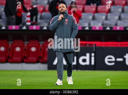 14 dicembre 2025, Baviera, Monaco: Calcio: Bundesliga, Bayern Monaco - FSV Mainz 05, giorno 14 presso l'Allianz Arena. L'allenatore Vincent Kompany (Bayern Monaco) arriva allo stadio prima della partita. Foto: Sven Hoppe/dpa - NOTA IMPORTANTE: In conformità con le normative della DFL German Football League e della DFB German Football Association, è vietato utilizzare o far utilizzare fotografie scattate nello stadio e/o della partita sotto forma di immagini sequenziali e/o serie di foto video. Foto Stock