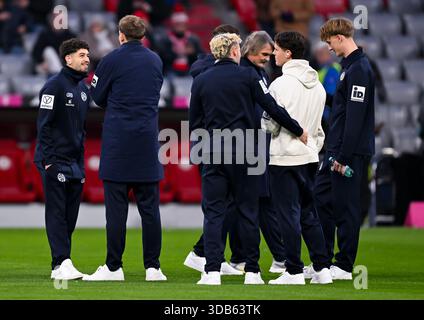 14 dicembre 2025, Baviera, Monaco: Calcio: Bundesliga, Bayern Monaco - FSV Mainz 05, giorno 14 presso l'Allianz Arena. I giocatori del Mainz entrano nello stadio prima della partita. Foto: Sven Hoppe/dpa - NOTA IMPORTANTE: In conformità con le normative della DFL German Football League e della DFB German Football Association, è vietato utilizzare o far utilizzare fotografie scattate nello stadio e/o della partita sotto forma di immagini sequenziali e/o serie di foto video. Foto Stock