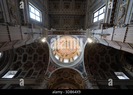 Mantova, Italia - 25 luglio 2025: Vista verso l'alto della navata a cassettoni e della cupola affrescata della Cattedrale di San Pietro, interno della cattedrale rinascimentale-barocca i Foto Stock
