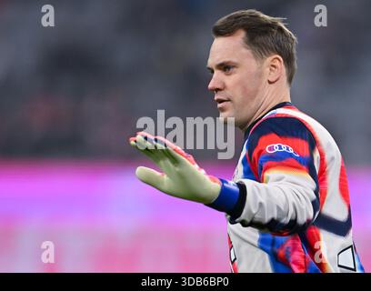14 dicembre 2025, Baviera, Monaco di Baviera: Calcio: Bundesliga, Bayern Monaco - FSV Mainz 05, giornata 14 all'Allianz Arena. Il portiere Manuel Neuer (Bayern Monaco) si scalda. Foto: Sven Hoppe/dpa - NOTA IMPORTANTE: In conformità con le normative della DFL German Football League e della DFB German Football Association, è vietato utilizzare o far utilizzare fotografie scattate nello stadio e/o della partita sotto forma di immagini sequenziali e/o serie di foto video. Foto Stock