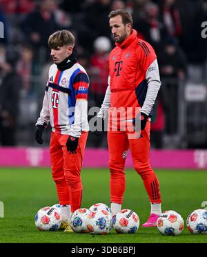 14 dicembre 2025, Baviera, Monaco: Calcio: Bundesliga, Bayern Monaco - FSV Mainz 05, giorno 14 presso l'Allianz Arena. Lennart Karl (l, Bayern Monaco) e Harry Kane (Bayern Monaco) si riscaldano. Foto: Sven Hoppe/dpa - NOTA IMPORTANTE: In conformità con le normative della DFL German Football League e della DFB German Football Association, è vietato utilizzare o far utilizzare fotografie scattate nello stadio e/o della partita sotto forma di immagini sequenziali e/o serie di foto video. Foto Stock