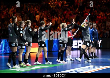 14 dicembre 2025, Paesi Bassi, Rotterdam: Pallamano, donne: Campionato del mondo, Germania - Norvegia, ultimo round, finale. I giocatori tedeschi entrano nell'arena. Foto: Federico Gambarini/dpa Foto Stock