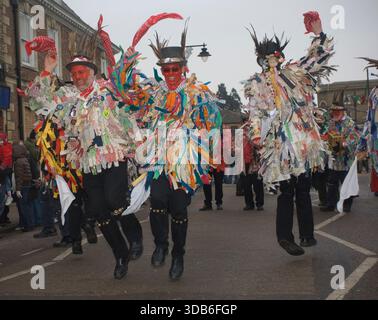 Molly danza al festival Straw Bear, Whittlesea, Cambs. La festa è una rinascita di una tradizione secolare, quando si pensa che lavoratori agricoli disoccupati vestiti di stracci ed entrino nei villaggi per intrattenere la popolazione per denaro. Proibito dalla legge all'inizio del XX secolo, il momento culminante dell'evento è quando l'orso di paglia che viene fatto sfilare per la città dal suo guardiano e poi incendiato in un campo vicino. L'evento moderno attira Morris e Molly ballerini da tutta la contea. Foto Stock