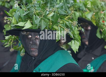 Molly danza al festival Straw Bear, Whittlesea, Cambs. La festa è una rinascita di una tradizione secolare, quando si pensa che lavoratori agricoli disoccupati vestiti di stracci ed entrino nei villaggi per intrattenere la popolazione per denaro. Proibito dalla legge all'inizio del XX secolo, il momento culminante dell'evento è quando l'orso di paglia che viene fatto sfilare per la città dal suo guardiano e poi incendiato in un campo vicino. L'evento moderno attira Morris e Molly ballerini da tutta la contea. Foto Stock