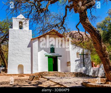 La Chiesa di Santa Rosa de Lima nel villaggio di Purmamarca, Patrimonio dell'Umanità nella provincia di Jujuy nel nord dell'Argentina Foto Stock