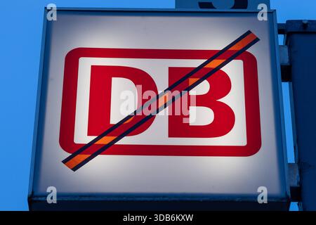 Stadtblick Nürnberg, 14.12.2025 Ein durchgestrichenes DB-Logo auf einem leuchtenden Bahnhofsschild symbolisiert den Ausfall von Bahnverbindungen. DAS Bild steht stellvertretend für Zugverspätungen, Streckensperrungen oder Komplettausfälle bei der Deutschen Bahn. Nürnberg Bayern Deutschland *** Vista città Norimberga, 14 12 2025 Un logo DB barrato su un cartello luminoso simboleggia la cancellazione dei collegamenti ferroviari l'immagine è rappresentativa dei ritardi dei treni, delle chiusure delle linee o delle cancellazioni complete presso la Deutsche Bahn Norimberga Baviera Germania 20251214-286A4168-M4000 Foto Stock