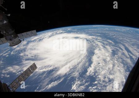 Katia era una tempesta tropicale che raccoglieva energia sull'Oceano Atlantico quando un membro dell'equipaggio della Expedition 28 scattò questa foto il 31 agosto 2011, a bordo della stazione spaziale Internazionale. La foto, scattata con una lunghezza focale di 12 mm, è stata catturata alle 14:09:01 GMT. Più tardi nel corso del giorno Katia è stato aggiornato allo status di uragano. Due navicelle russe -- un Progress e una Sojuz -- possono essere viste parcheggiate all'avamposto orbitale sul lato sinistro del telaio. Foto Stock