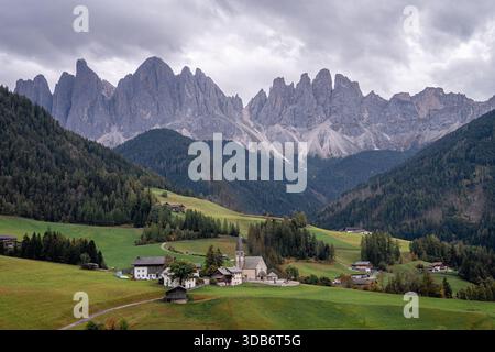 Il villaggio di Santa Maddalena nel Parco naturale Puez Odle. Dolomítes. Italia. Foto Stock