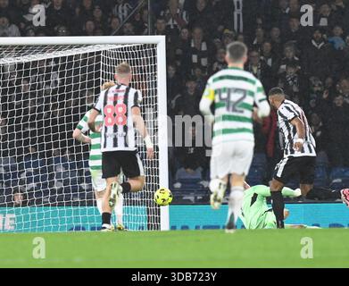 Glasgow, Regno Unito. 14 dicembre 2025. Barclays, Hampden Park. Glasgow Scozia Regno Unito 14 dicembre 25 Premier Sports Cup Final . St Mirren contro Celtic . Jonah Ayunga segna il suo 2° e St Mirrens 3° contro Celtic Credit: eric mccowat/Alamy Live News Foto Stock