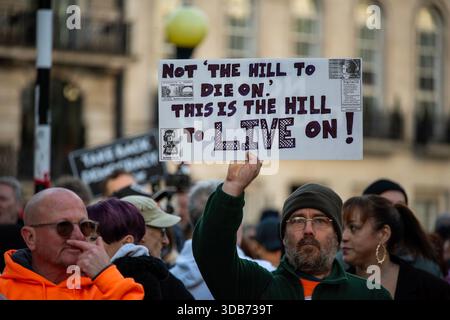 Londra, Greater London, Regno Unito. 13 dicembre 2025. Poche centinaia di manifestanti hanno marciato nel centro di Londra per opporsi ai piani annunciati di identificazione digitale. È contrassegnata come BritCard, per tutti i cittadini del Regno Unito e i residenti legali. Secondo i critici, minaccierà le libertà civili e i diritti alla privacy. (Immagine di credito: © Krisztian Elek/ZUMA Press Wire) SOLO PER USO EDITORIALE! Non per USO commerciale! Foto Stock