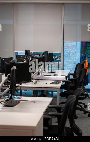 Pratiche di lavoro flessibili che portano a uffici moderni, nuovi di zecca e vuoti. Foto Stock