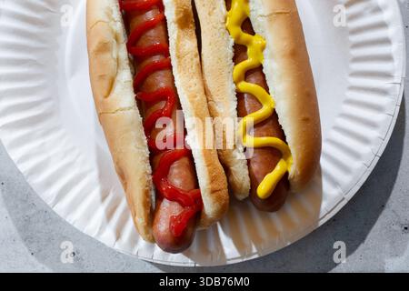 Vista dall'alto su un hot dog con ketchup e un hot dog con senape. Foto Stock