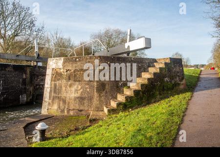 Una delle 21 chiuse che compongono il volo di Hatton delle chiuse sul canale Grand Union Warwickshire Foto Stock